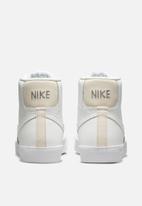 Nike - Nike blazer mid '77 - summit white/clear-lt orewood brn-white