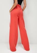 Blake - Wide leg jogger with side stripe - red