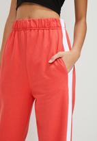 Blake - Wide leg jogger with side stripe - red