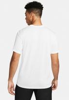 Nike - Dri-FIT Legend Men's Graphic Training T-Shirt.- White