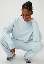 Cotton On - Plush oversized crew - country air