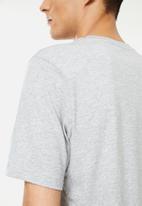 adidas Performance - Essentials Summer Pack Single-Dye Logo Tee - medium grey heather