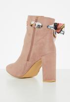 Seduction - Set back heeled ankle boot - mink