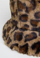Superbalist - Animal print bucket hat - brown