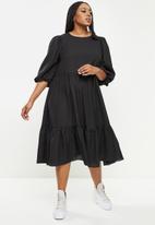 Glamorous - Plus black puff sleeve tiered hem dress
