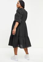 Glamorous - Plus black puff sleeve tiered hem dress