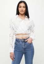 Missguided - Petite broderie wrap front top - white