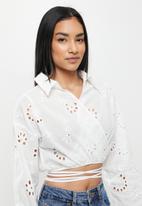 Missguided - Petite broderie wrap front top - white