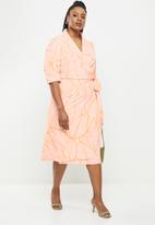 Glamorous - Plus palm print midi dress with slit - coral