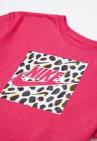 Nike - Nkg short sleeve graphic tee - rush pink