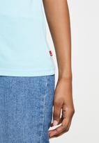 Levi’s® - The perfect tee poster logo daisy chest hit angel - blue