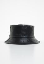 Superbalist - Faux snakeskin bucket hat - black