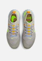 Nike - Wildhorse 7 - lt iron ore/volt-cobblestone-kumquat