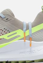 Nike - React pegasus trail 4 - lt iron ore/volt-cobblestone