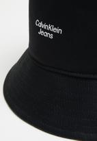 CALVIN KLEIN - Dynamic bucket hat - black