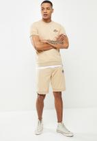 Lonsdale - Shorts & T-shirt set - camel & chocolate