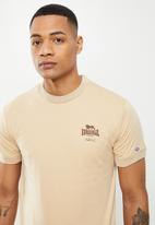 Lonsdale - Shorts & T-shirt set - camel & chocolate
