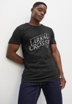 Lark & Crosse - L&c graphic crew neck tee - black