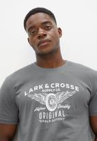 Lark & Crosse - L&c graphic crew neck tee - charcoal grey