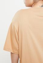 Nike - Plus w nsw essntl short sleeve dress - hemp