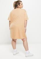 Nike - Plus w nsw essntl short sleeve dress - hemp