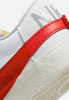 Nike - Nike blazer low '77 jumbo - white/university red-photon dust