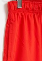 PUMA - Ess woven shorts 5" - high risk red