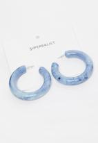 Superbalist - Marbled hoop earrings - blue & white