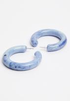 Superbalist - Marbled hoop earrings - blue & white