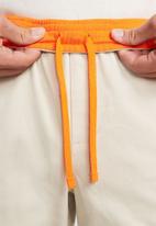 Nike - NSW spu woven short - rattan & safety orange