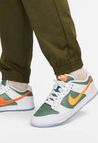 Nike - NSW Woven Trousers.- rough green & safety orange