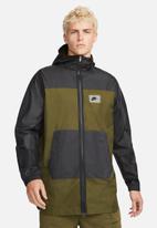 Nike - NSW Panelled woven jacket - rough green/dk smoke grey/safety orange
