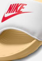 Nike - Nike victori one - summit white/university red-sesame