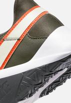 Nike - Nike legend essential 2 - cargo khaki/light bone-safety orange
