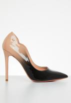 Miss Black - Lou20 barely there court heel - neutral combo