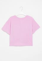 Converse - Cnvg short sleeve boxy graphic tie top - converse beyond pink