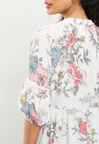 Stella Morgan - Hi-lo floral printed blouse - white