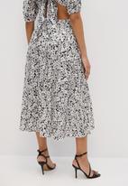 MILLA - Co-ord printed satin circle skirt - retro mono floral
