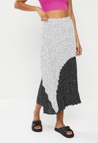 Me&B - Printed sunray pleated skirt  - black & white spot print