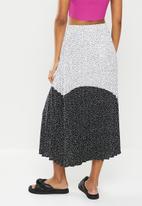 Me&B - Printed sunray pleated skirt  - black & white spot print