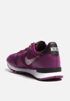 nike internationalist tech fleece