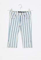 GUESS - Kids 7g y/d bull denim capri pants - white & blue