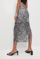 VELVET - Printed mesh ruched skirt with slit - black & white 