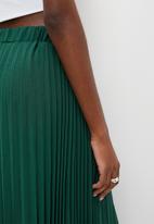 VELVET - Pleated maxi skirt - bottle green
