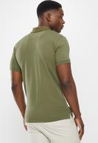 GUESS - Guess short sleeve golfer - army olive