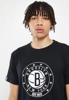 NBA - Brooklyn Nets core badge print tee - black