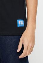 NBA - Brooklyn Nets core badge print tee - black