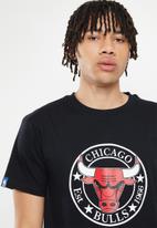NBA - Chicago Bulls core badge print tee - black