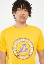 NBA - LA Lakers core badge print tee - yellow