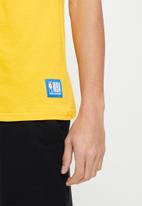 NBA - LA Lakers core badge print tee - yellow